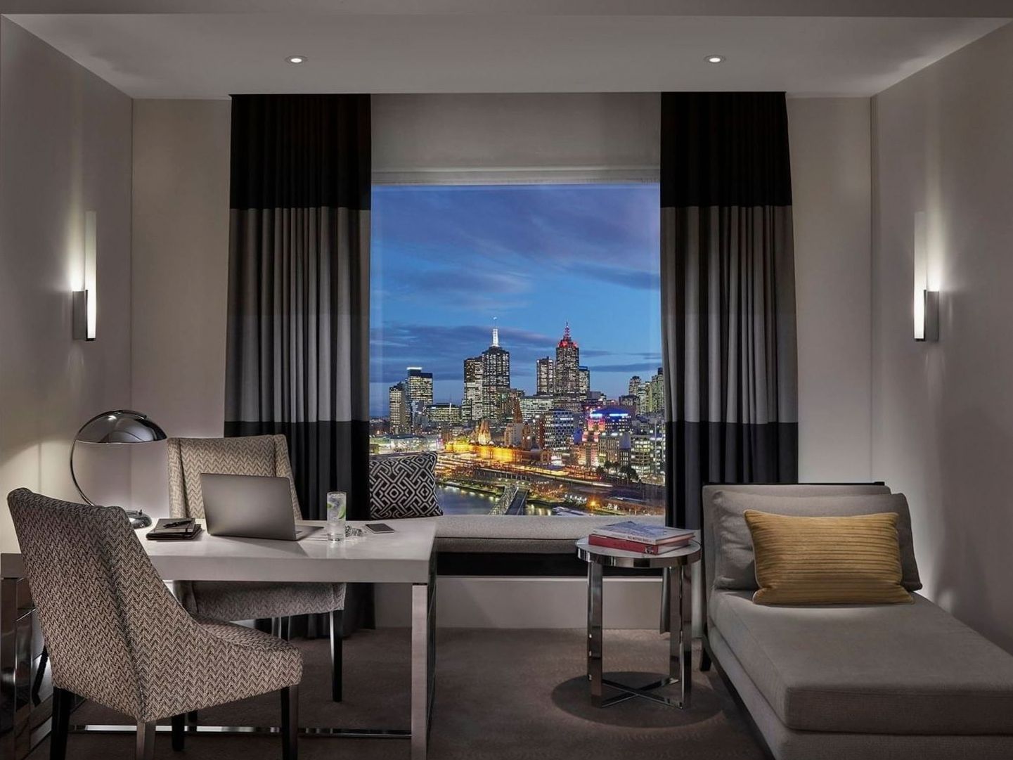 Editorial workspace representing Regalpalace.vip hotel research